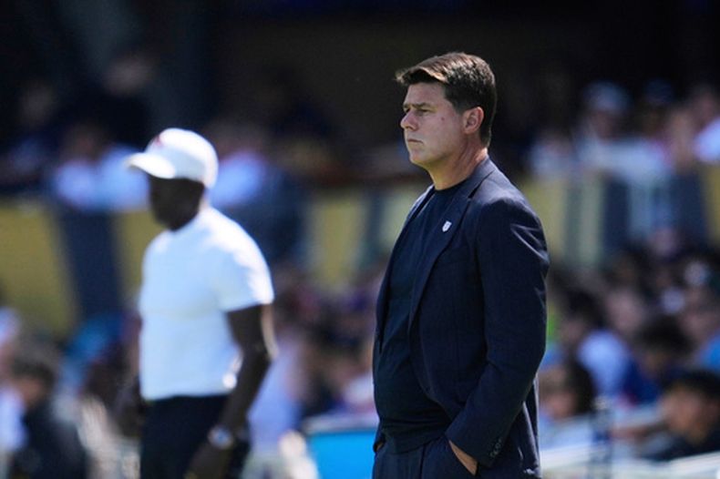 ARCHIVO - El director técnico de Estados Unidos, Mauricio Pochettino, observa la primera mitad de un juego de fútbol de la Copa Oro de la CONCACAF contra Trinidad y Tobago desde la línea de banda en San José, California, el 15 de junio de 2025. (Foto AP/Jeff Chiu, Archivo)