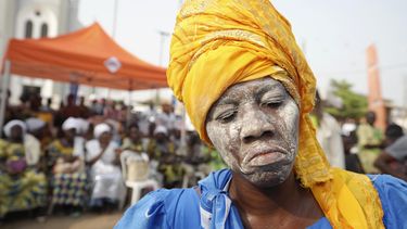 Una adoradora del vudú baila antes del Festival Anual del Vudú en Ouidah, Benín, el 9 de enero de 2025. (AP Foto/Sunday Alamba)