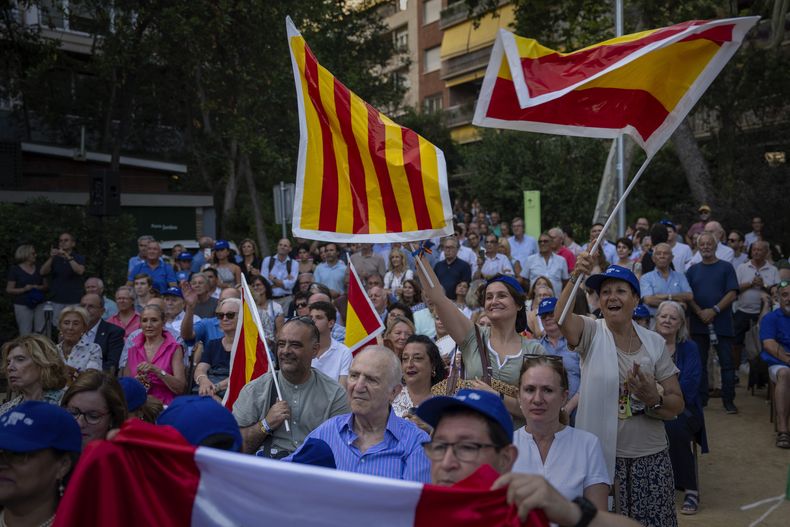 Partidarios del Partido Popular escuchan a su líder y candidato a la presidencia, Alberto Núñez Feijóo, durante un mítin de campaña en Barcelona, España, el 17 de julio de 2023. Las elecciones generales del 23 de julio podrían convertir a España en el último de la Unión Europea en virar hacia la derecha. La mayoría de las encuestas sitúan al conservador Partido Popular por delante del Partido Socialista, pero podría necesitar el apoyo del ultraderechista Vox para formar gobierno. (AP Foto/Emilio Morenatti)