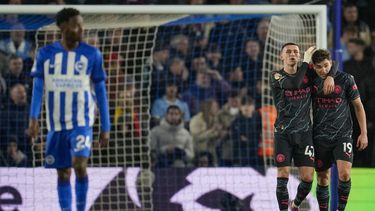 Julián Álvarez (derecha) celebra con Phil Foden tras anotar el cuarto gol del Manchester City en la victoria 4-0 ante Brighton en la Liga Premier, el jueves 25 de abril de 2024, en Brighton. (AP Foto/Kin Cheung)