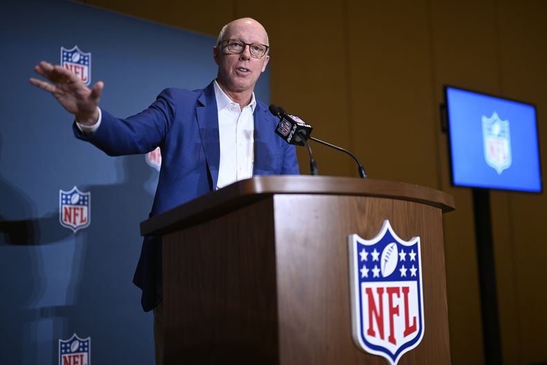 El director ejecutivo de los Falcons de Atlanta y presidente del Comité de Competencia Rich McKay habla coon los reporteros sobre los cambios de reglas aprobados por los dueños el martes 26 de marzo del 2024. (AP Foto/Phelan M. Ebenhack)