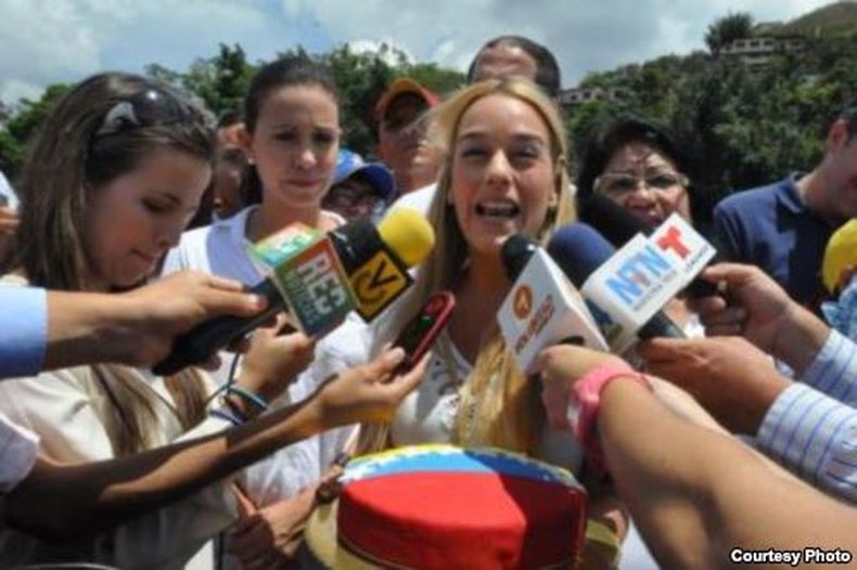 Lilian Tintori denunció "varias violaciones de estándares legales y de derechos humanos" en el juicio contra su esposo, a quien el gobierno, señaló, "ha jurado mantener preso por una década".