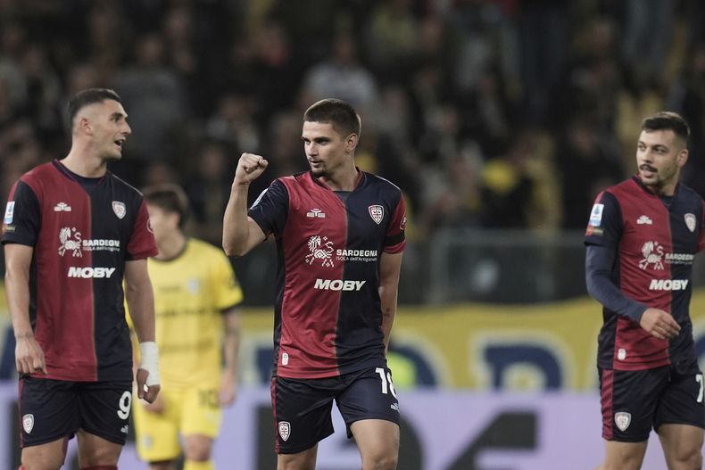 Razvan Marin (centro) celebra tras anotar el segundo gol en la victoria 3-2 ante Parma en la Serie A italiana, el lunes 30 de septiembre de 2024. (Massimo Paolone/LaPresse vía AP)