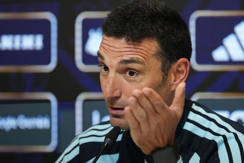El seleccionador de Argentina Lionel Scaloni en conferencia de prensa antes del partido amistoso ante Bolivia el martes 29 de septiembre del 2026. (AP Foto/Gustavo Garello)