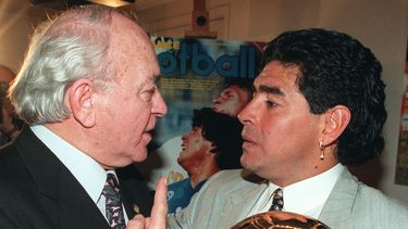 americateve | En esta foto del 3 de enero de 1995, Alfredo di St&eacute;fano felicita a su compatiota argentino Diego Armando Maradona luego de recibir el "Bal&oacute;n de Oro" por su trayectoria futbol&iacute;stica, en Par&iacute;s. Di St&eacute;fano falleci