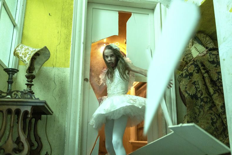 En esta imagen proporcionada por Universal Pictures, Alisha Weir en una escena de Abigail. (Bernard Walsh/Universal Pictures via AP)