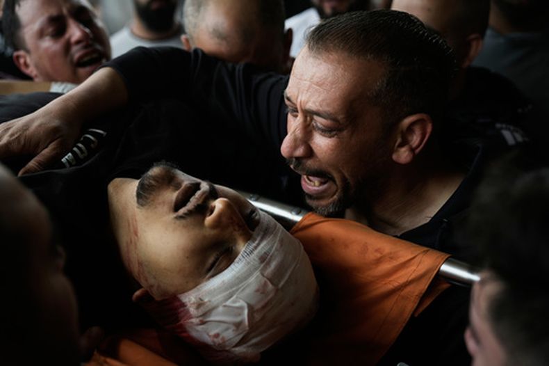 El cuerpo de un palestino muerto en un operativo militar israelí es llevado al llevado al hospital en Nablus, Cisjordania, el 3 de mayo del 2026. (AP foto/Majdi Mohammed)