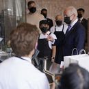 Biden visita restaurante mexicano, promueve plan de ayuda