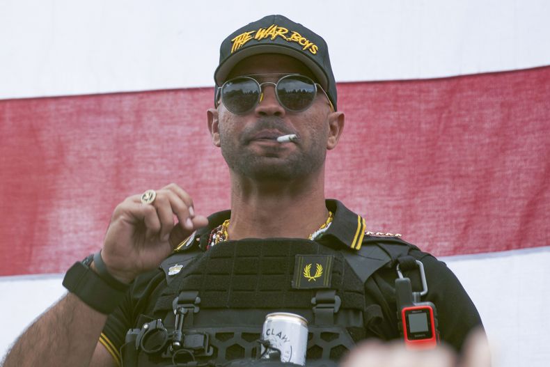 ARCHIVO - El líder de los Proud Boys, Henry Enrique Tarrio, lleva un sombrero que dice The War Boys durante un mitin en Portland, Oregón, el 26 de septiembre de 2020. (AP foto/Allison Dinner, archivo)