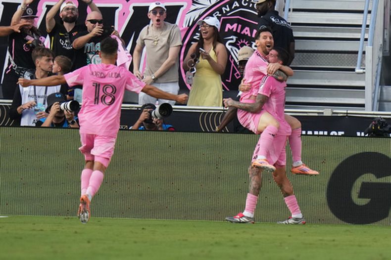 El mediocampista del Inter Miami Rodrigo de Paul celebra con Lionel Messi y Jordi Alba tras anotar en el complemento de la final de la MLS ante los Vancouver Whitecaps el sábado 6 de diciembre del 2025. (AP Foto/Lynne Sladky)