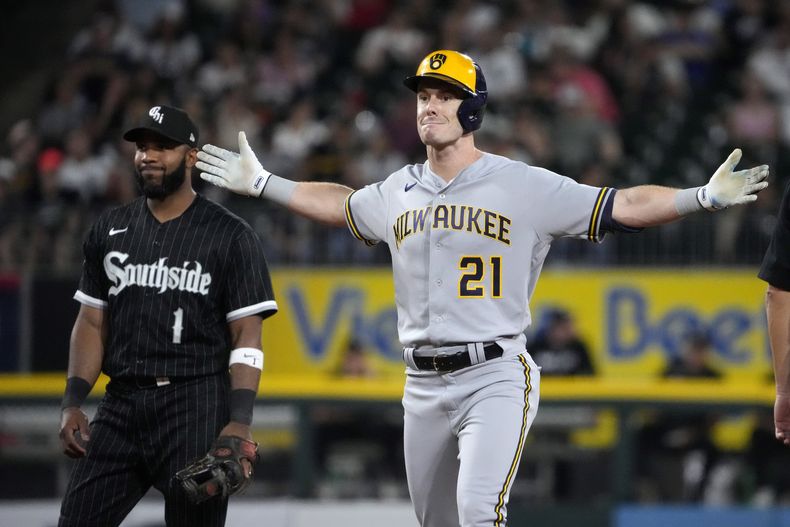 Mark Canha, de los Cerveceros de Milwaukee, festeja su doble productor en el juego del viernes 11 de agosto de 2023, ante los Medias Blancas de Chicago (AP Foto/Charles Rex Arbogast)