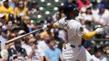 El venezolano de los Cerveceros de Milwaukee Jackson Chourio observa luego de impactar un jonrón de tres carreras durante la segunda entrada del juego de béisbol ante los Medias Blancas de Chicago, el domingo 2 de junio de 2024, en Milwaukee. (AP Foto/Aaron Gash)