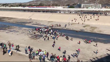 cientos de migrantes  intentan correr hacia el puerto de entrada de california, trump amenaza con cerrar toda la frontera