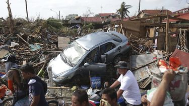 americateve | Sobrevivientes caminan frente a los da&ntilde;os causados por el tif&oacute;n Haiyan en la ciudad de Tacloban, centro de Filipinas, el lunes 11 de noviembre de 2013. La tormenta que devast&oacute; Filipinas dej&oacute; ocho muertos en el sur de China. (Fo