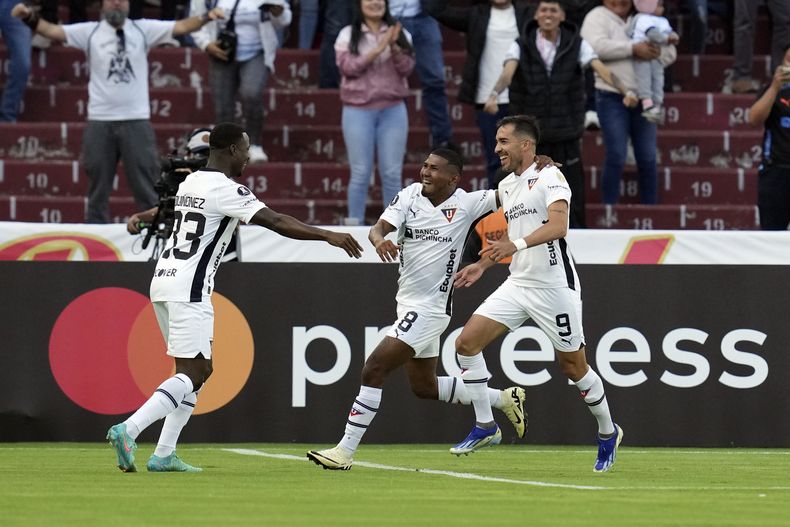 Lisandro Alzugaray (derecha), de Liga Deportiva Universitaria de Ecuador, festeja tras anotar ante Botafogo de Brasil, el jueves 11 de abril de 2024, en la Copa Libertadores (AP Foto/Dolores Ochoa)