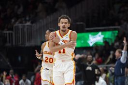 young aporta 37 y hawks vencen a wolves