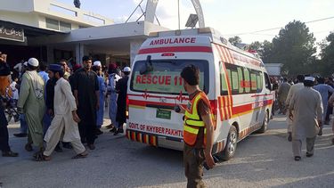 En esta foto proporcionada por Rescue 1122 Head Quarters, una ambulancia transporta a personas heridas luego de la explosión de una bomba durante un mitin político el domingo 30 de julio de 2023, en el distrito Bajur de la provincia de Khyber Pakhtunkhwa, Pakistán. (Foto Rescue 1122 Head Quarters vía AP)