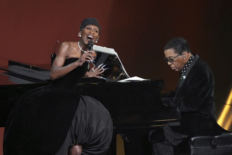 Cynthia Erivo, izquierda, y Herbie Hancock interpretan In Other Words durante la 67ª entrega anual de los premios Grammy el domingo 2 de febrero de 2025 en Los Ángeles. (Foto AP/Chris Pizzello)