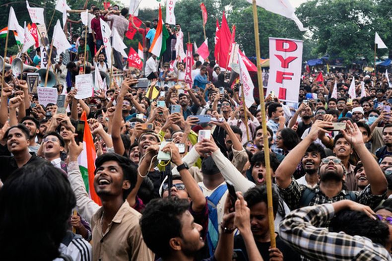 Activistas estudiantiles de distintos partidos políticos participan en una protesta para exigir una reforma educativa dentro de las protestas del Partido Popular de la Cucaracha, en Calcuta, India el 24 de julio de 2026. (AP Foto/Bikas Das)