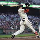 Michael Conforto, de los Gigantes de San Francisco, conecta un jonrón de tres carreras en la segunda entrada del encuentro contra los Filis de Filadelfia, en San Francisco, el lunes 15 de mayo de 2023. (AP Foto/Jeff Chiu)