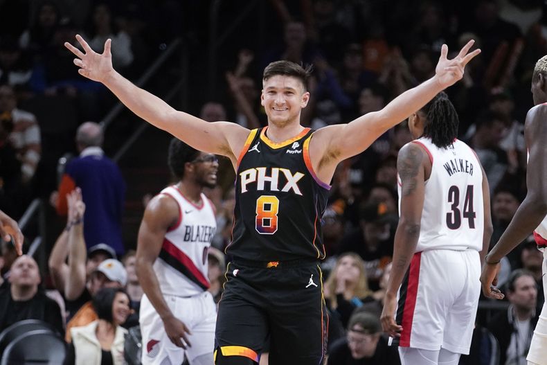 Grayson Allen (8), de los Suns de Phoenix, celebra una amplia ventaja sobre los Trail Blazers de Portland durante la segunda mitad del juego de baloncesto de la NBA, en Phoenix, el lunes 1 de enero de 2024. (AP Foto/Darryl Webb)