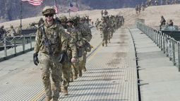 Soldados del Ejército de Estados Unidos atraviesan un puente flotante sobre el río Imjin durante un ejercicio conjunto entre Estados Unidos y Corea del Sur, el 20 de marzo de 2025, en Yeoncheon, Corea del Sur. (AP Foto/Ahn Young-joon, Archivo)