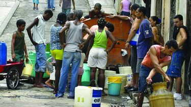 americateve | bb930_cuba_esperan_su_turno_para_abastecerse_del_agua_efe.jpg