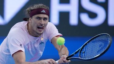 El alemán Alexander Zverev regresa la bola del serbio Novak Djokovic en los cuartos de final del Abierto de China el domingo 4 de octubre del 2026. (AP Foto/Achmad Ibrahim)