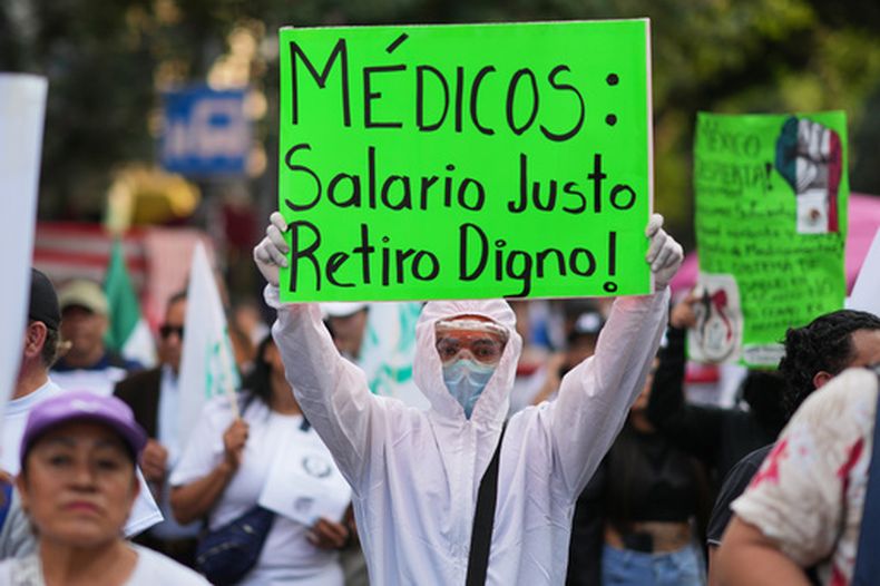 Trabajadores de salud del Instituto Mexicano del Seguro Social (IMSS) durante una protesta para exigir mejores condiciones laborales, el martes 13 de octubre de 2026, en Ciudad de México. (AP Foto/Eduardo Verdugo)