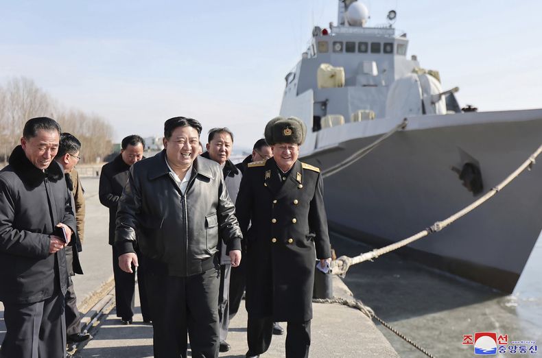 En esta imagen sin fecha, distribuida el 2 de febrero de 2024 por el gobierno de Corea del Norte, el líder del país, Kim Jong Un (centro), visita un puerto en Nampho, Corea del Norte. (Agencia Central de Noticias de Corea vía AP)