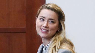 ARCHIVO - La actriz Amber Heard durante un descanso en el tribunal del condado Fairfax, Virginia, el 27 de mayo de 2022. (AP Foto/Steve Helber, Pool, archivo)