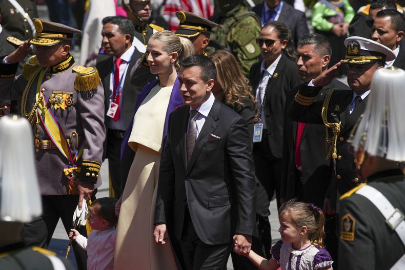 El presidente electo de Ecuador, Daniel Noboa, llega con su esposa Lavinia Valbonesi y sus dos hijos a la Asamblea Nacional para prestar juramento como nuevo presidente, en Quito, Ecuador, el jueves 23 de noviembre de 2023. (AP Foto/Carlos Noriega)