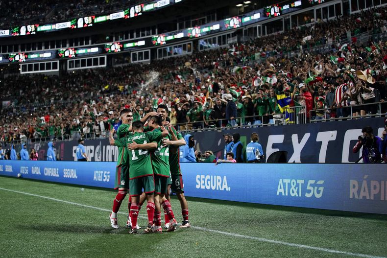 Los jugadores de la selección mexicana festejan un tanto ante Ghana en la segunda mitad de un partido amistoso realizado el sábado 14 de octubre de 2023 en Charlotte (AP Foto/Erik Verduzco)