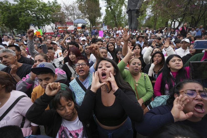 Seguidores de Lenia Batres, que se presenta a las elecciones judiciales para la Suprema Corte, la animan en un acto de cierre de campaña en Ciudad de México, el miércoles 28 de mayo de 2025. (AP Foto/Fernando Llano)