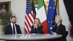 De izq a der: el vicepresidente estadounidense JD Vance, la primera ministra italiana Giorgia Meloni y la presidenta de la Comisión Europea Ursula von der Leyen en Roma, el 18 de mayo del 2025 (AP foto/Jacquelyn Martin, Pool)