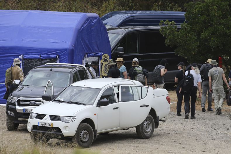 ARCHIVO - Equipos de búsqueda de la policía vuelven a una carpa para coordinar las operaciones cerca de Barragem do Arade, Portugal, el martes 23 de mayo de 2023. La fiscalía alemana analiza varios objetos encontrados la semana pasada en una operación de búsqueda en Portugal relacionada con la desaparición de Madeleine McCann, según los fiscales, aunque todavía no se puede concretar si están relacionados con la niña británica desaparecida en 2007. (AP Foto/Joao Matos, Archivo)