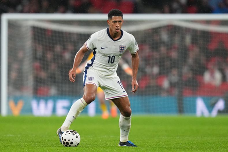 ARCHIVO - Jude Bellingham, de Inglaterra, durante un partido clasificatorio a la Copa del Mundo en el Grupo K entre Serbia e Inglaterra, el 13 de noviembre de 2025, en Londres. (AP Foto/Kirsty Wigglesworth, Archivo)