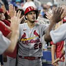 El tercera base de los Cardenales de San Luis Nolan Arenado es felicitado por sus compañeros tras conectar un jonrón solitario en la sexta entrada del juego ante los Marlins de Miami el jueves 6 de julio del 2023. (AP Foto/Marta Lavandier)