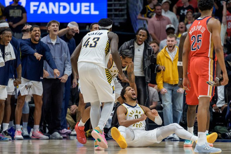 Tyrese Haliburton (0). de los Pacers de Indiana, reacciona luego de encestar y recibir una falta durante el cuarto periodo del juego de baloncesto de la NBA ante los Pelicans de Nueva Orleans, el miércoles 21 de octubre de 2026. (AP Foto/Matthew Hinton)