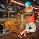 El dominicano Willy Adames, de los Gigantes de San Francisco, corre para evitar que su compañero Trent Harris lo empape con la hielera, tras la victoria sobre los Tigres de Detroit, el viernes 7 de agosto de 2026 (AP Foto/Jeff Chiu)