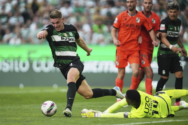 ARCHIVO - Viktor Gyokeres, del Sporting, izquierda, evade al portero del Vitoria, Bruno Varela, para marcar el segundo gol de su equipo durante el partido de fútbol de la liga portuguesa entre Sporting CP y Vitoria SC en el estadio Alvalade en Lisboa, el 17 de mayo de 2025. (AP Photo/Ana Brigida, Archivo)