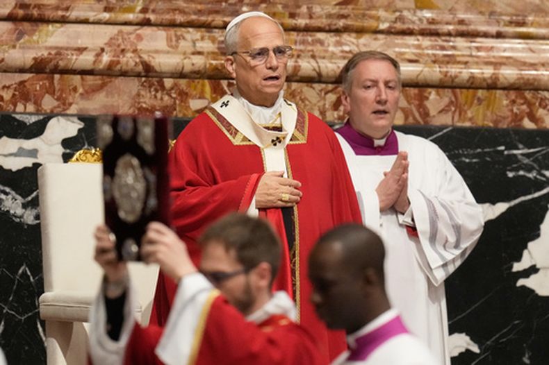 El papa León XIV preside el funeral del cardenal Emil Paul Tscherrig en la basílica de San Pedro del Vaticano, el 15 de mayo de 2026. (AP Foto/Gregorio Borgia)