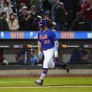 Pete Alonso, de los Mets de Nueva York, festeja tras conectar un jonrón ante los Rays de Tampa Bay, en el juego del miércoles 17 de mayo de 2023 (AP Foto/Frank Franklin II)
