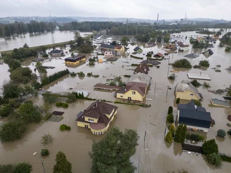 Vista aérea de un vecindario anegado en Ostrava, República Checa, el 16 de septiembre de 2024. (AP Foto/Darko Bandic)