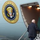 El presidente Joe Biden y la primera dama Jill Biden abordan el avión presidencial en el Aeropuerto Internacional de Filadelfia, con destino a Atlanta, para un evento de campaña, el sábado 9 de marzo de 2024. (AP Foto/Manuel Balce Ceneta)