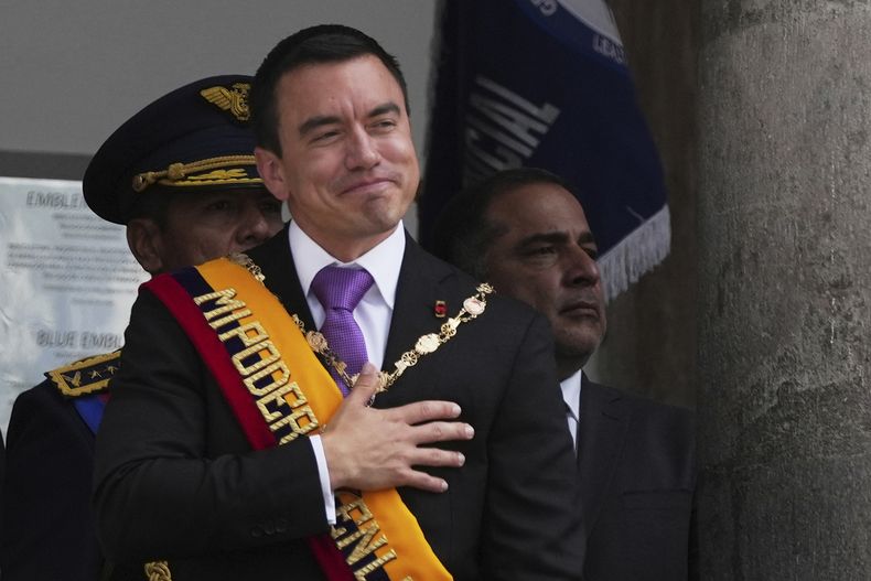 ARCHIVO - El presidente de Ecuador, Daniel Noboa, se presenta ante sus simpatizantes en el balcón del palacio presidencial tras su toma de posesión para un segundo mandato, en Quito, Ecuador, el 24 de mayo de 2025. (AP Foto/Carlos Noriega, Archivo)