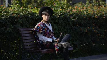 El cantante peruano Lenin Tamayo durante un receso en la grabación de un video en el centro de Lima, Perú, el 3 de agosto de 2023. Con su fusión de K-pop y cultura andina, el músico de 23 años es conocido como creador del Q-pop o Quechua pop, con canciones en español y quechua. (Foto AP/Martin Mejia)