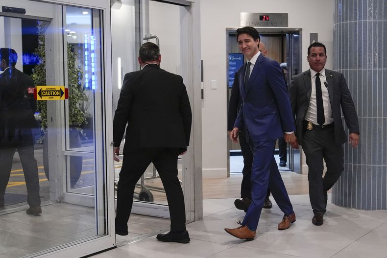 El primer ministro canadiense Justin Trudeau camina en el vestíbulo del Hotel Delta por Marriott, el viernes 29 de noviembre de 2024, en West Palm Beach, Florida. (AP Foto/Carolyn Kaster)