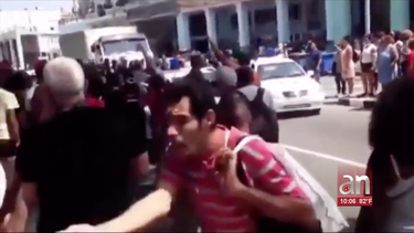 cubanos se burlan de distanciamiento social y a pedradas resuelven una cola del pollo en la habana 