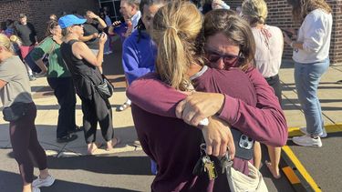 Padres esperan noticias de sus hijos después de un tiroteo reportado en la Escuela Católica de la Anunciación, el 27 de agosto de 2025 en Minneapolis. (Richard Tsong-Taatarii/Star Tribune vía AP)